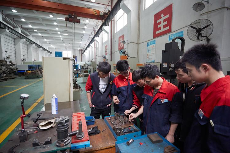 重庆五一技师学院实训专业设备与教学场景