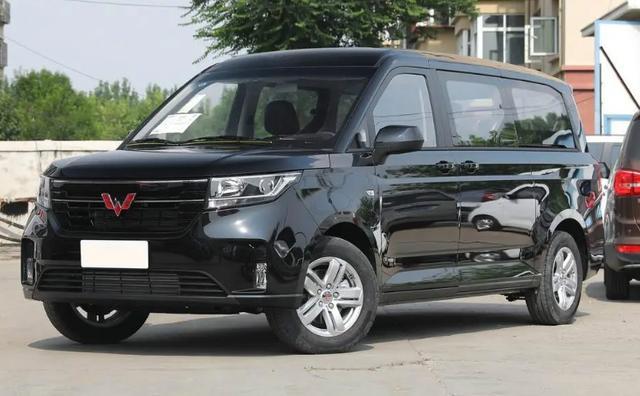 超大杯的"五菱宏光"诞生了,拼色车身配双侧滑门,仅7.