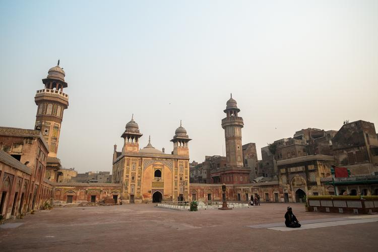 历来都是巴基斯坦最富有的城市在拉合尔郊区的河道边上直接在河里洗澡