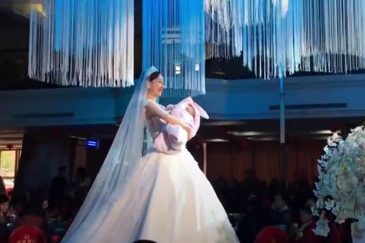 新娘抱孩子出嫁,看清容颜后终于恍然大悟,网友:难怪会有小孩