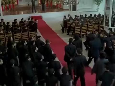 三联帮开会对付山鸡,山鸡竟带着陈浩南来砸场,让他颜面扫地