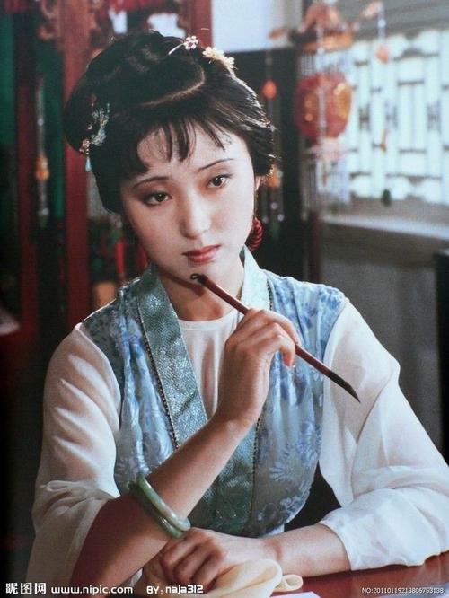 楚生色不甚美,虽绝世佳人,无其风韵,楚楚谡谡,其孤倚在眉,其深情