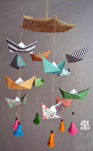 在纸船下面加些毛线穗修饰,纸船挂饰就做好啦