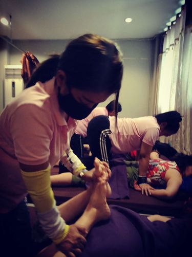 享受泰国地道特色,古泰式按摩50分钟,解除一天舟车劳顿的疲乏和辛苦.