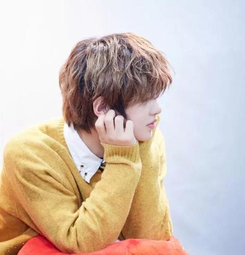有一种"小奶狗"叫黄明昊,头发烫个小卷,侧脸照呆萌的不行