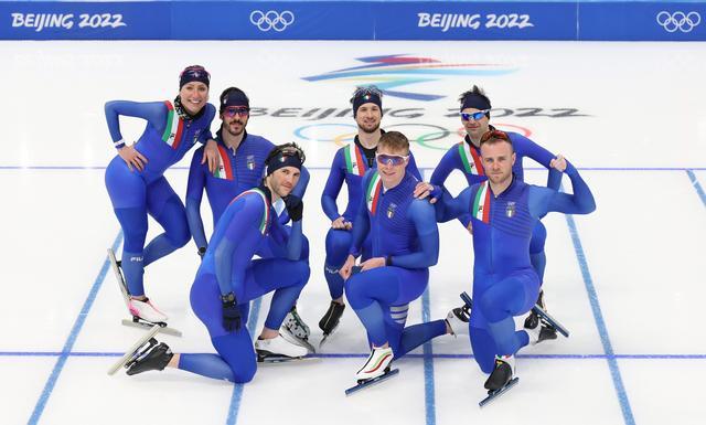 1月28日,意大利速度滑冰运动员在冰面合影.新华社记者 程婷婷 摄