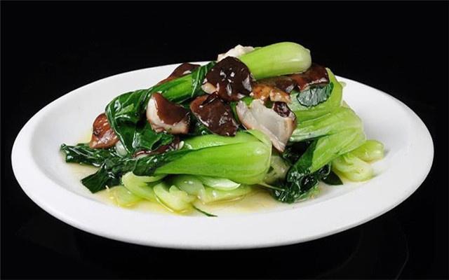 胃口不好不想吃饭?蒜蓉浇香菇青菜,配上一碗清粥,味道也不错