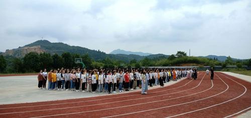 新学期,新梦想,新征程――平江九中隆重举行新学期首次升国旗仪式