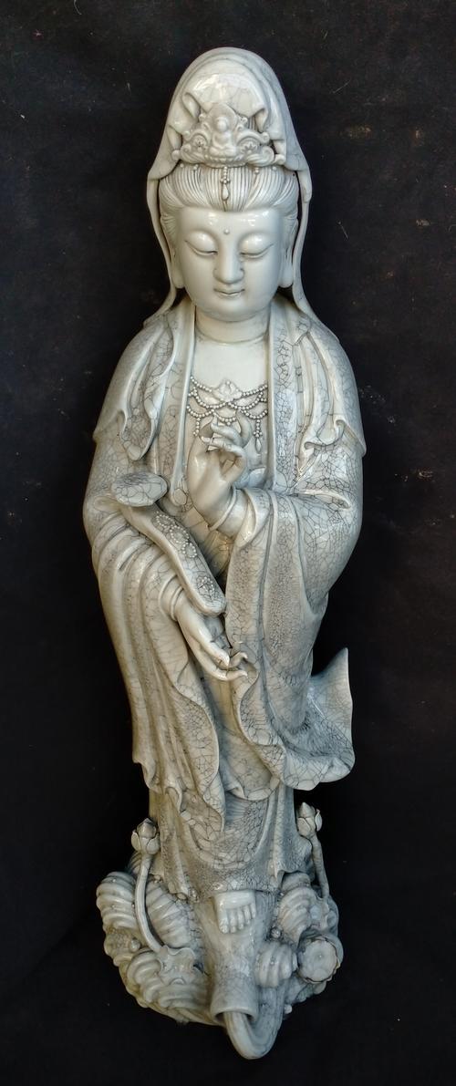 哥釉,瓷雕塑如意观佛像.高76cm(何朝宗)款.