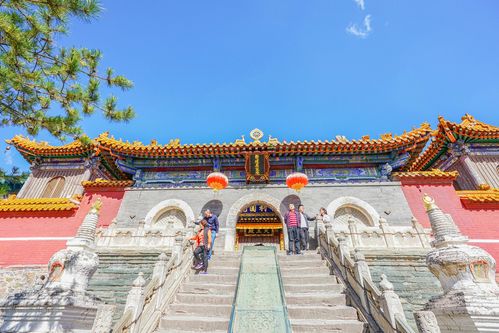 五台山的寺庙分为青庙和黄庙两类,青庙以显通寺为首,而黄庙的首寺则是
