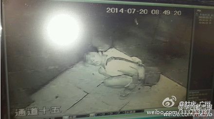 女子电梯内小便