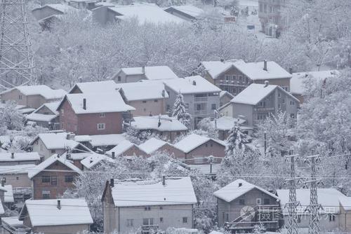 美丽的冬天,房子和建筑物的屋顶覆盖着大雪. 在下雪的