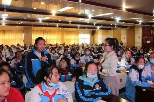 日照市新营中学开展八年级女生青春健康教育课