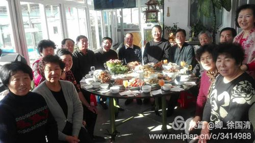 大家欢乐的团团围坐好温馨的景象