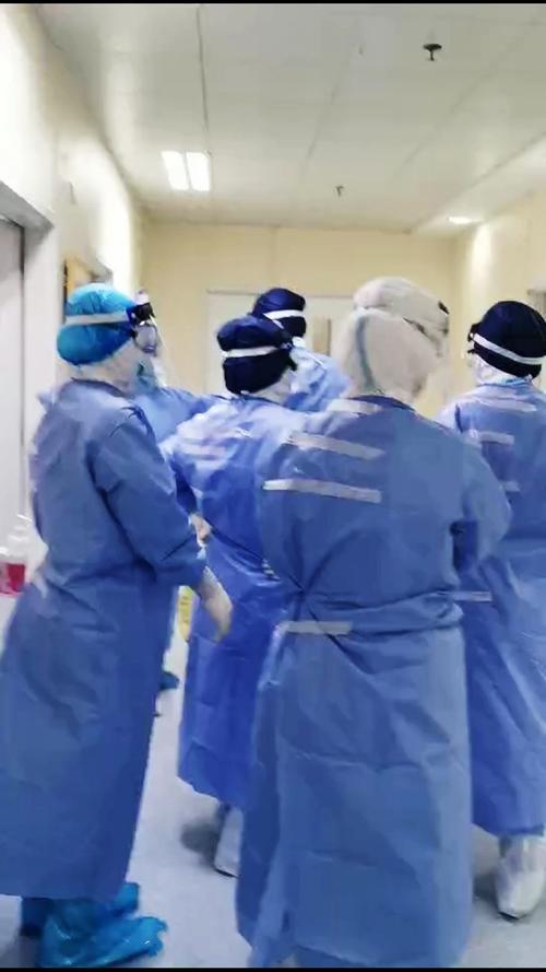 其它 向白衣天使致敬 写美篇 时间 :2020年3月29日 地点 :武汉某医院