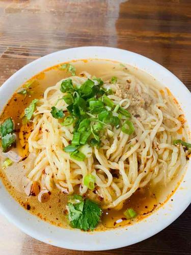 郧阳酸浆面黄家面馆-"位置在小石桥三合汤的旁边.去的