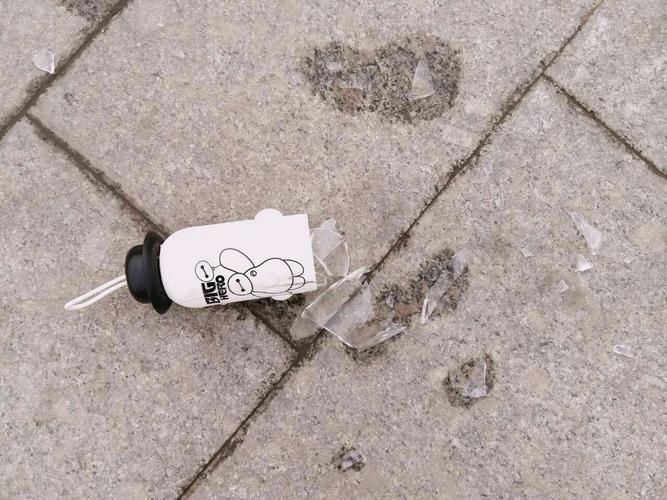 今天遗憾的就是,我们带的玻璃水杯,不小心给摔碎了,下次我们会小心一