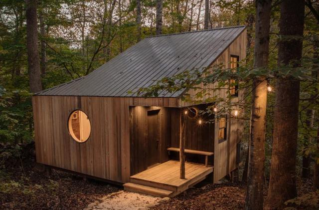 37㎡林中小木屋设计外表看似普通入户就被原木风格迷住了