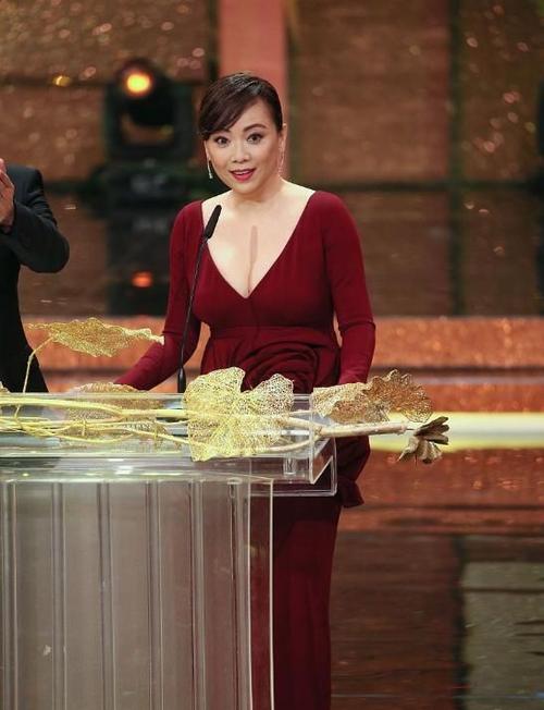 邓萃雯越来越随性年纪大了放开胆大v领造型身材丰满穿得好看