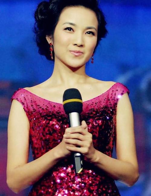 央视美女管彤今年已49岁了她事业稳定老公宠爱儿子7岁啦