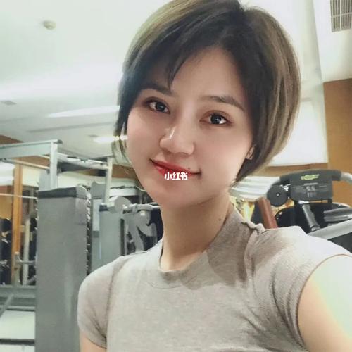 方脸女孩适合长发还是短发呀_短发_方脸_长发_容貌焦虑_时尚_发型