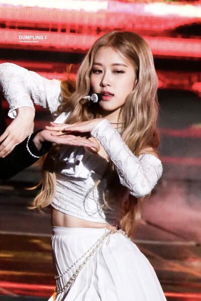 我最喜欢的韩国女团black pink,粉墨团的主唱朴彩英.