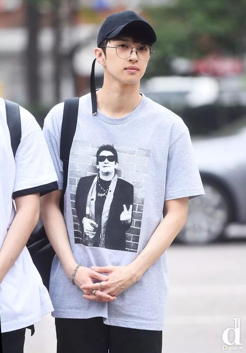 d 韩娱|"变身斯文人就是那么简单".最近陷入眼镜时尚的爱豆们