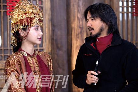 电影《太极:从零开始》拍摄现场,冯德伦(右)给杨颖讲戏