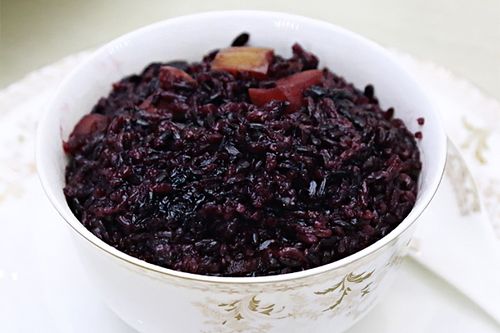 果香黑米饭