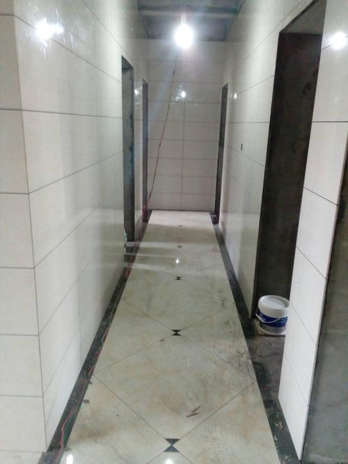 过道的瓷砖和墙砖完工,就等美缝了,明天开始贴客厅的地砖!