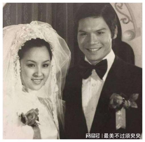 向华强和丁佩两人在1976年结婚,婚后丁佩还生下了一个女儿.