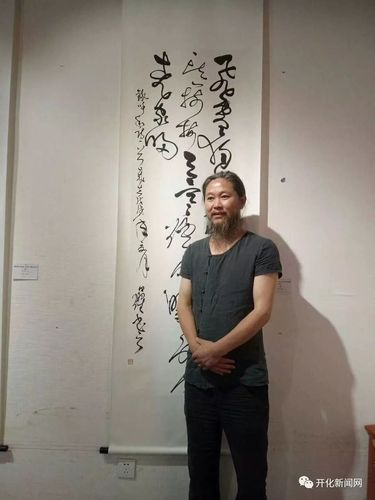马尾辫美髯须开化这位农民有个性郎中书画家他样样在行