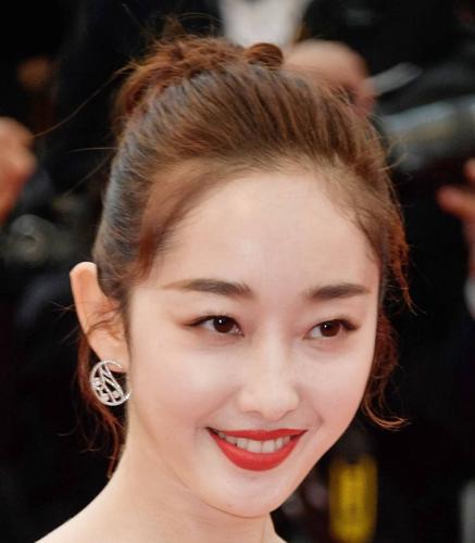 女演员中为数不多的单眼皮,她算一个,清新独特的气质是她的特点