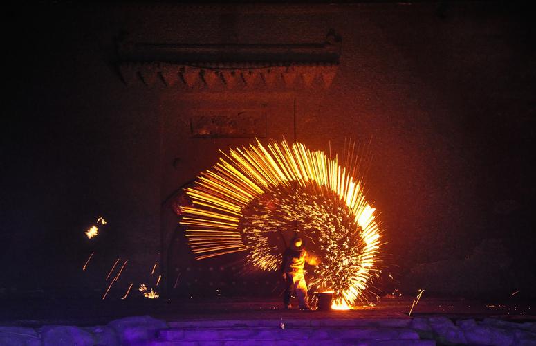 暖泉古镇室内天下第一堡打树花演出票线路推荐【携程玩乐】