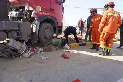 1月13日 九江市彭泽县定山镇红光物流园门口 发生一起严重车祸 一辆