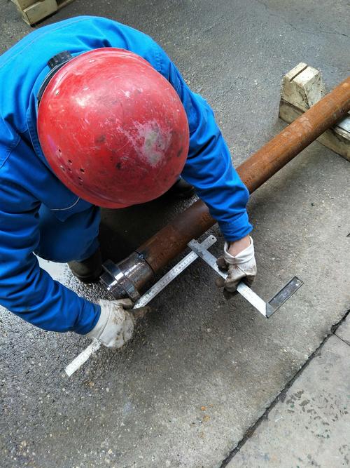 将法兰头点焊在钢管一端,找正后满焊焊接.