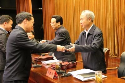 县市负责人向红河州委书记姚国华(右一),州委副书记,州长李扬(右二)