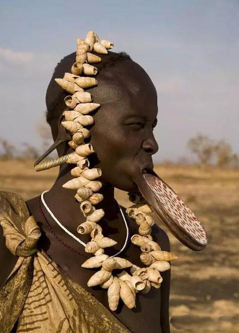 世界上嘴巴最大的穆尔斯女人,真有点吓人