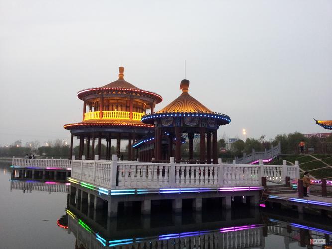 城南公园华灯初上 手机拍(型号9100g)_原创摄影_临泉论坛_临泉在线