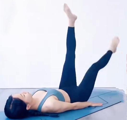 凭借东北话收割粉丝的四川妹子,软萌的赵露思练起瑜伽也很专业