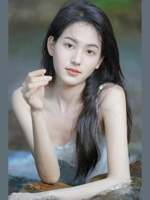 水灵灵的小女孩