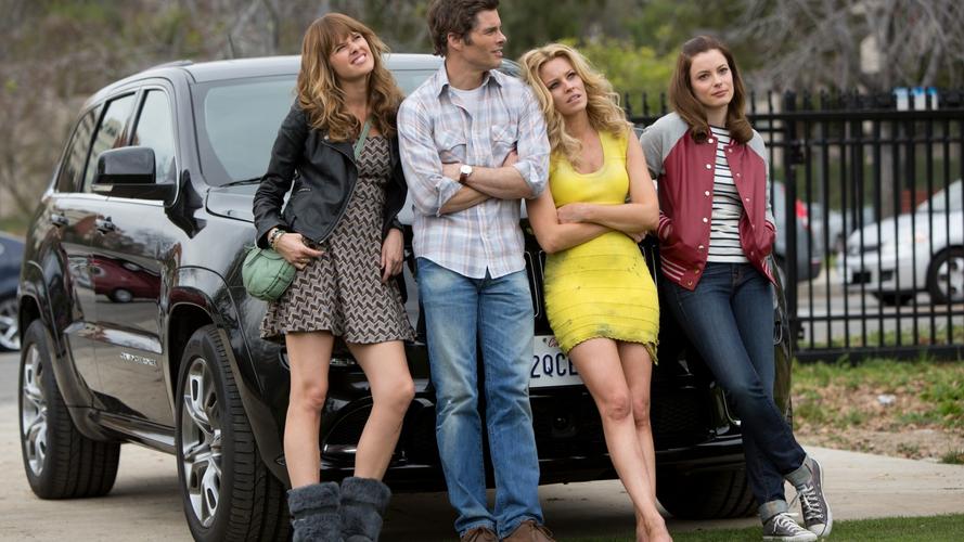 靠在suv越野车车头前的三女一男组合壁纸