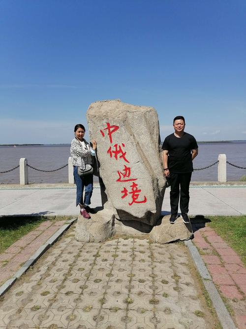在中俄边境同江街津口玻璃栈道上.