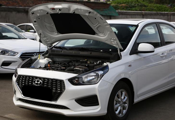 现代瑞纳:省油亲民三厢车,价格便宜动力足,遮风挡雨很实用