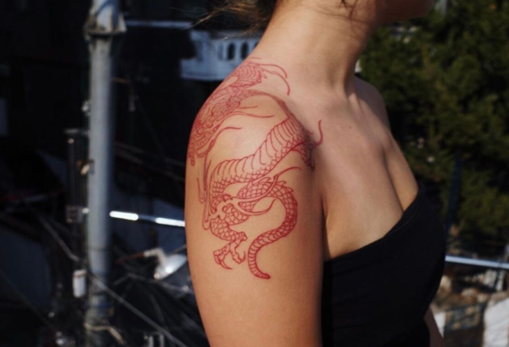 红色过肩龙女超个性的龙纹身3