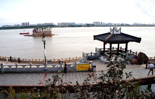 鄂州市滨江公园观音阁夏末晨光