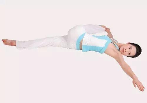 仰卧扭脊式,屁股这样扭5下,肚子不见了,臀部翘了