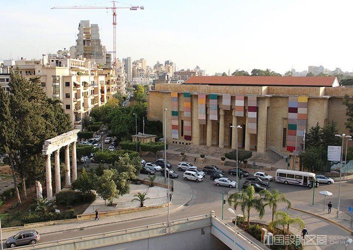 艺术家jad el khoury用彩色沙滩毛巾为黎巴嫩的水族馆