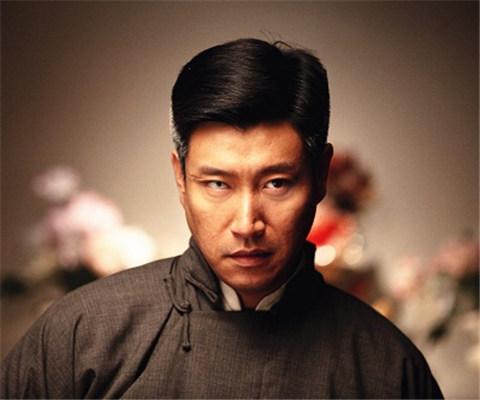 【图】张鹰演过的电视剧《决战燕子门》 造型独特大玩黑色幽默