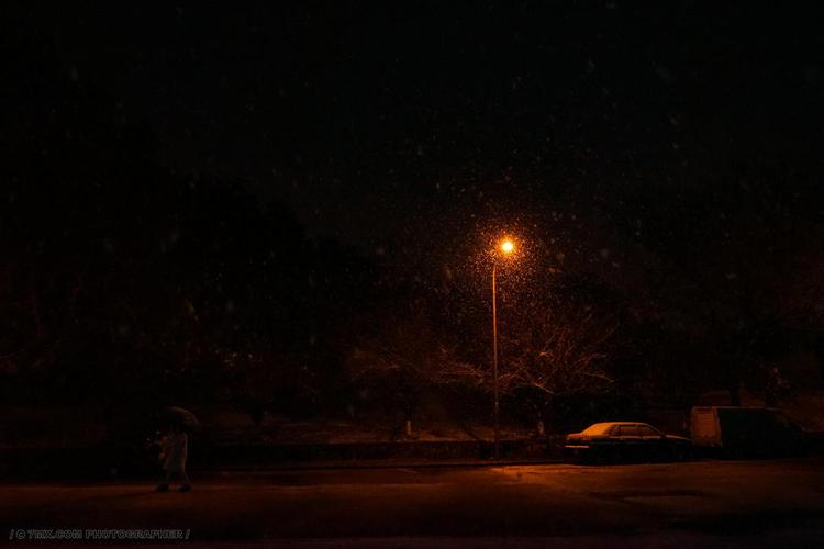 街头 夜晚 发光 暗色 黑色背景 大约在冬季